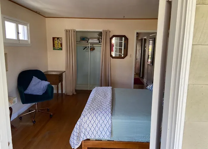 Pacific Palisades Private Entrance Guest Room